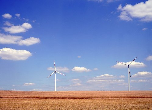 Windräder vor blauem Himmel